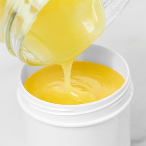 Bodybutter DIY fertige Bodybutter wird abgefüllt