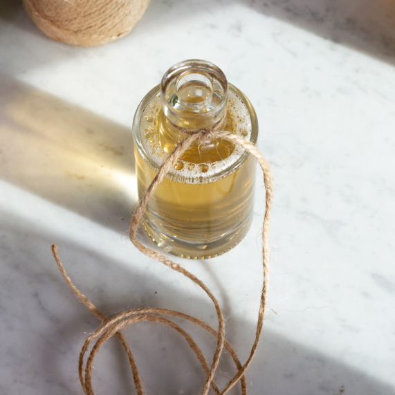Flasche wird mit Wespenfallen-Saft befüllt und mit Schnur umbunden