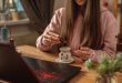 Junge-Frau-nutzt-Ätherisches-Öl