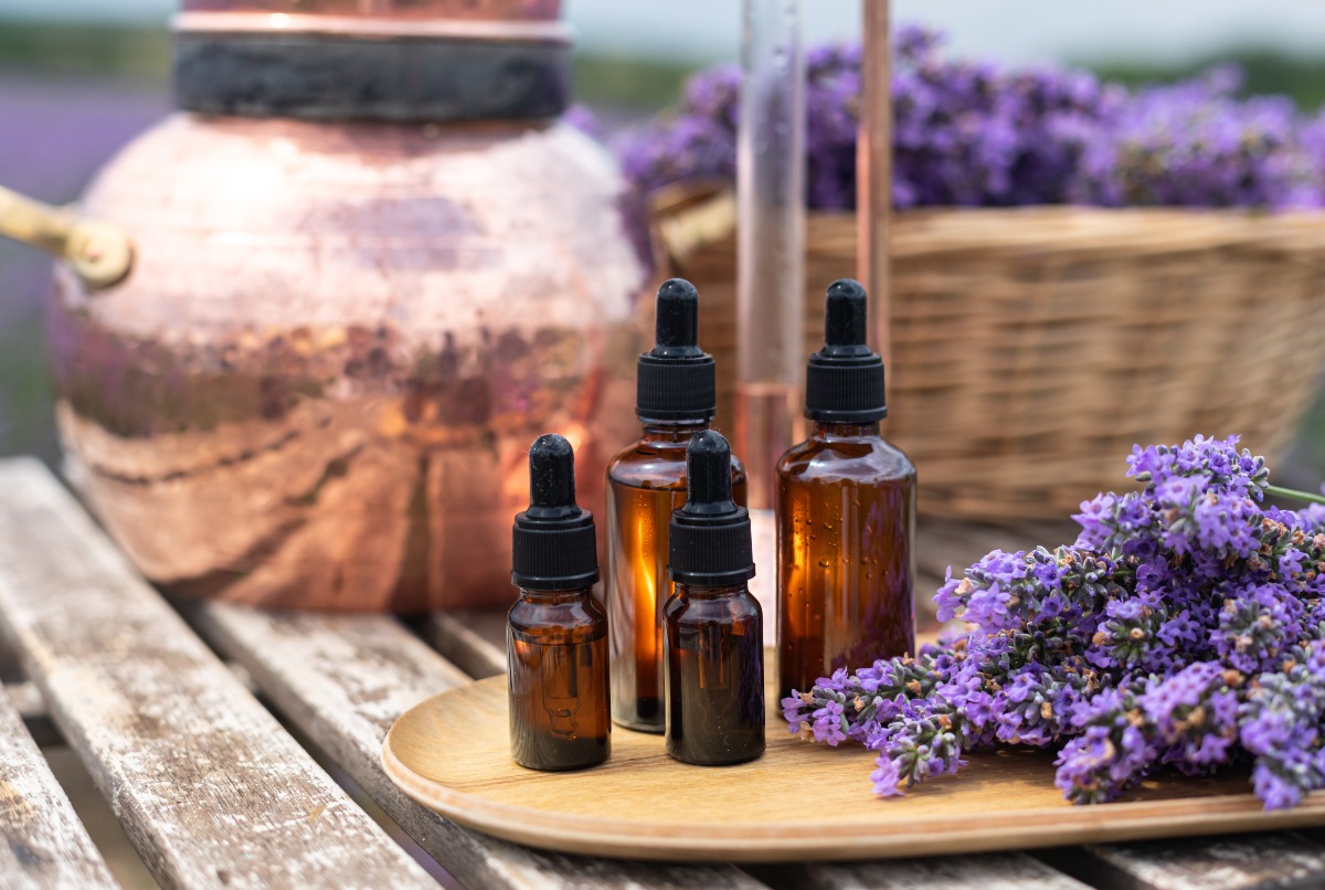Lavendel wird seit Jahrhunderten zur Gewinnung von ätherischem Öl destilliert Lavendel-Ätherisches-Öl