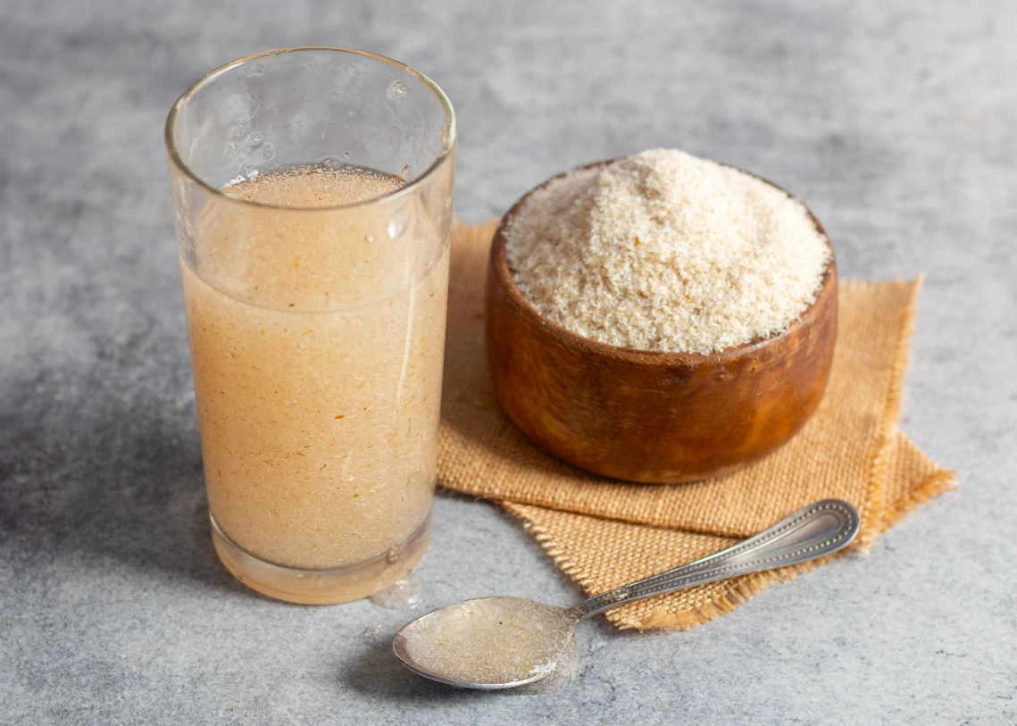 Flohsamenschalen quellen um das 40- bis 50-fache ihres Volumens auf