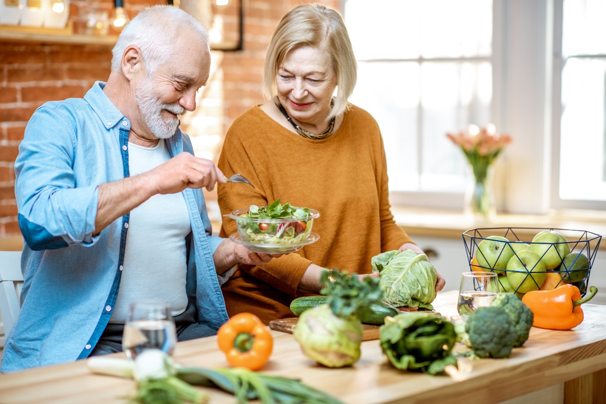 Die Qualität der Ernährung beeinflusst direkt die Gesundheit, das Wohlbefinden und sogar die geistige Leistungsfähigkeit Älteres-Paar-gesunde-Ernährung