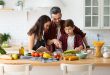 Familie-kocht-gesundes-Essen