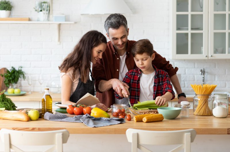 Familie-kocht-gesundes-Essen