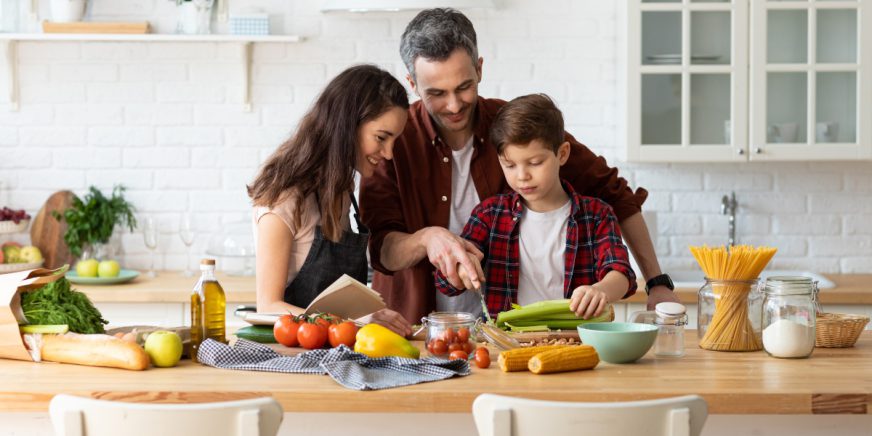 Familie-kocht-gesundes-Essen