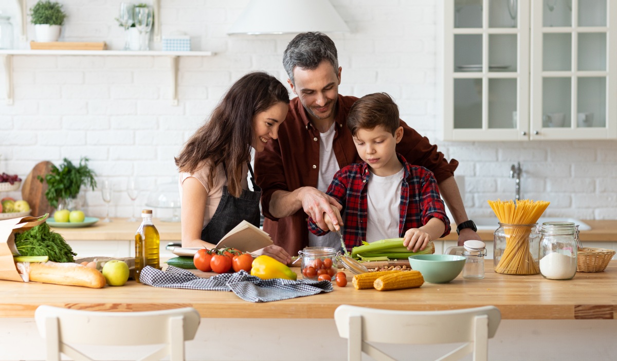 Familie-kocht-gesundes-Essen