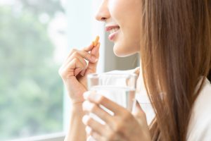 Bewusste Vitamin-Supplementation kann für eine optimale Gesundheitsvorsorge hilfreich sein Frau-nimmt-Nahrungsergänzungsmittel - Wie viel C und D-Vitamin pro Tag?