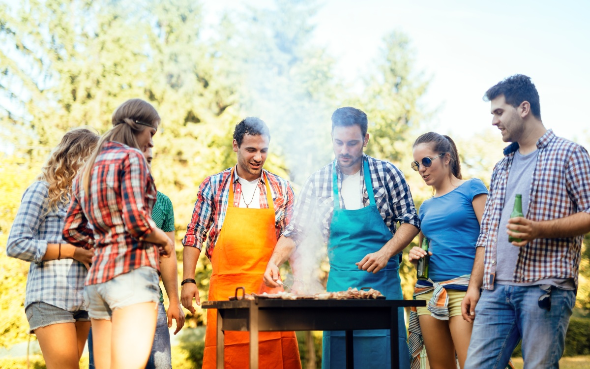 Gerade Schweissgeruch lockt Mücken an - dementsprechend kann ein Gang in die Dusche helfen Grillfest