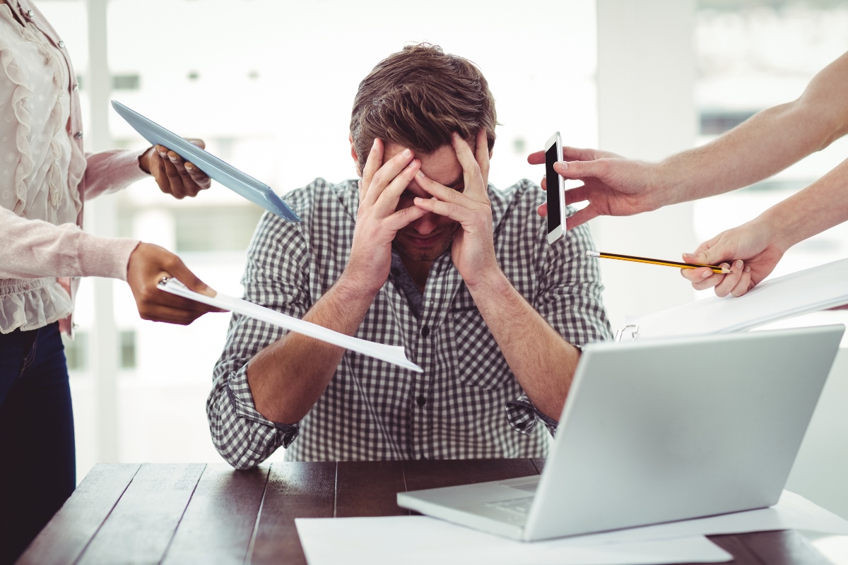 Stress kann einen erhöhten Bedarf an Vitaminen wie Vitamin C bedingen Mann-gestresst-im-Büro