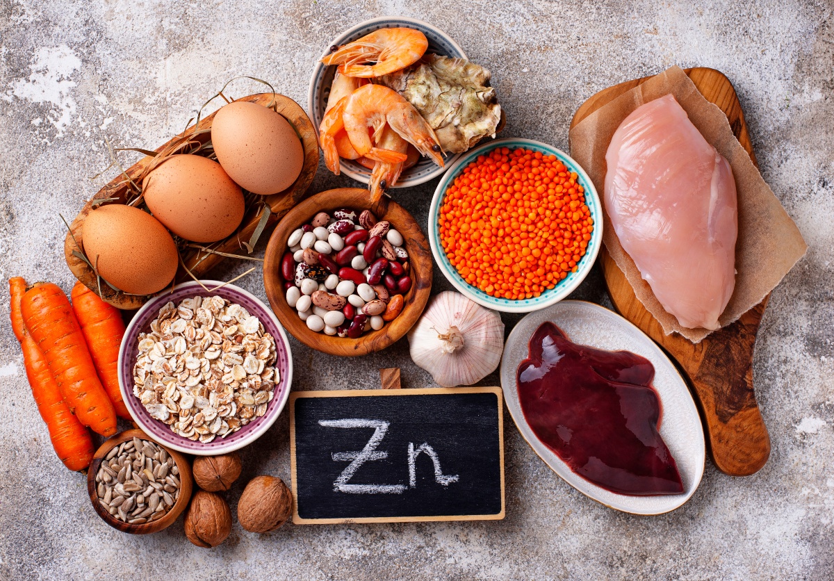 Zink ist beispielsweise in Lebensmitteln wie Austern, Rindfleisch, Schweinefleisch, Geflügel, Fisch, Käse, Eiern, Hülsenfrüchten, Nüssen, Samen, Vollkorngetreide und Meeresfrüchten vorhanden zinkhaltige-Lebensmittel