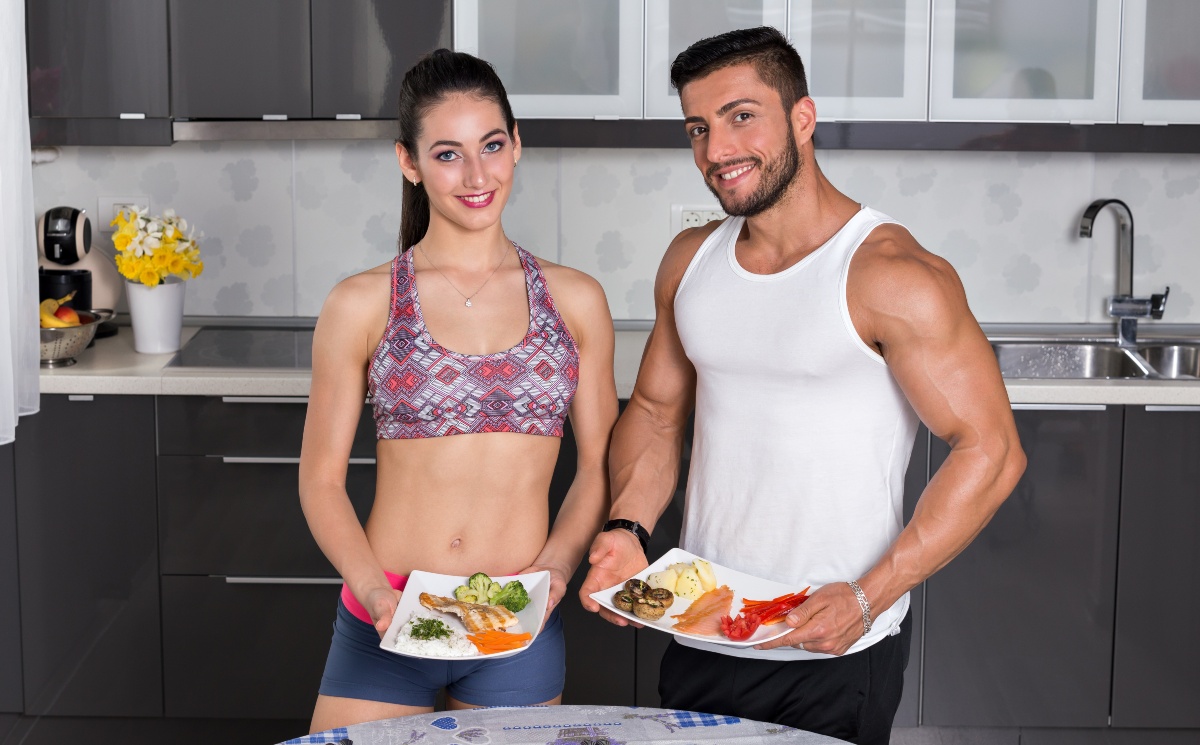 Mit sorgfältiger Planung lässt sich der Nährstoffbedarf auch über die Ernährung allein decken – selbst bei Sportlern Paar-Fitness-gesunde-Ernaehrung