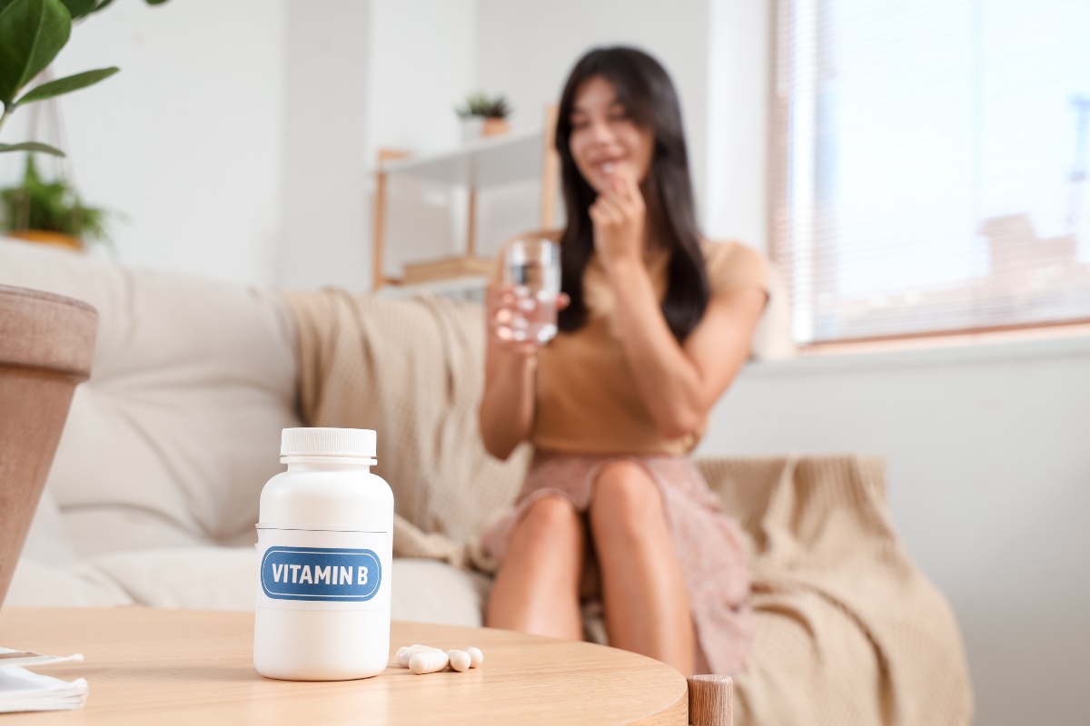 In der Schwangerschaft ist es häufig sinnvoll, gezielt Nahrungsergänzungsmittel einzunehmen, um wichtige Nährstoffe wie Folsäure, Jod, Eisen und bestimmte Vitamine in ausreichender Menge bereitzustellen Schwangere-Frau-Viamin-B