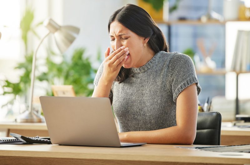 isenmangel-Symptom-Frau-müde-im-Büro