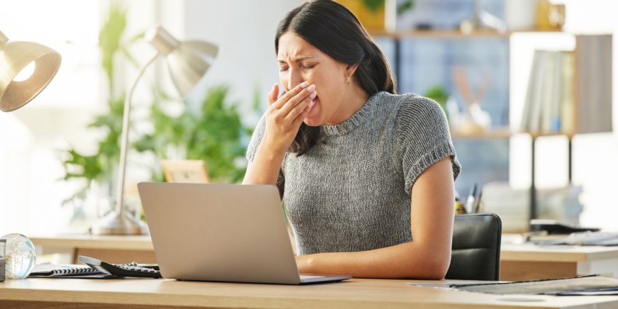 isenmangel-Symptom-Frau-müde-im-Büro