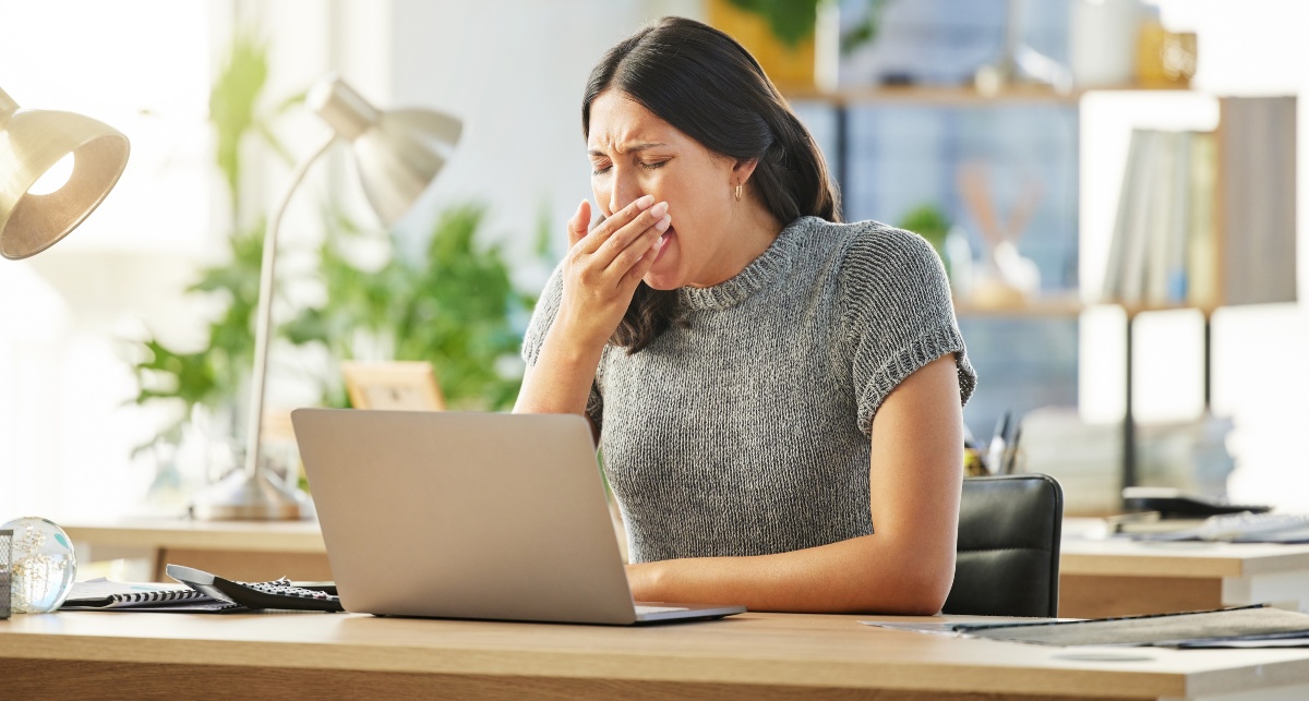 isenmangel-Symptom-Frau-müde-im-Büro