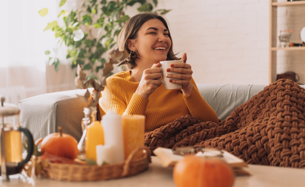 Achtsamkeit beginnt beim Trinken – Tees entfalten Wirkung, wenn man sie bewusst wählt Junge-Frau-trinkt-Tee-auf-der-Couch