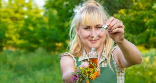 Frau-im-Garten-mit-selbstgemachter-Tinktur