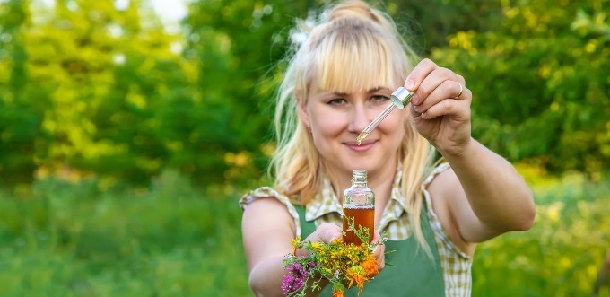 Frau-im-Garten-mit-selbstgemachter-Tinktur