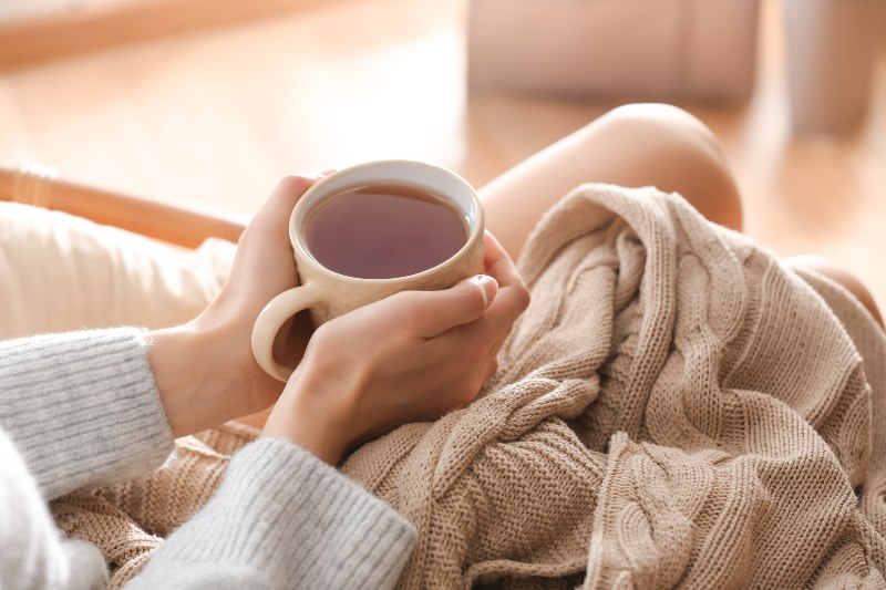 Tee-in-einer-Tasse-in-Händen