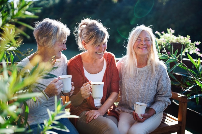 drei-Frauen-mit-Tee-auf einer-Bank