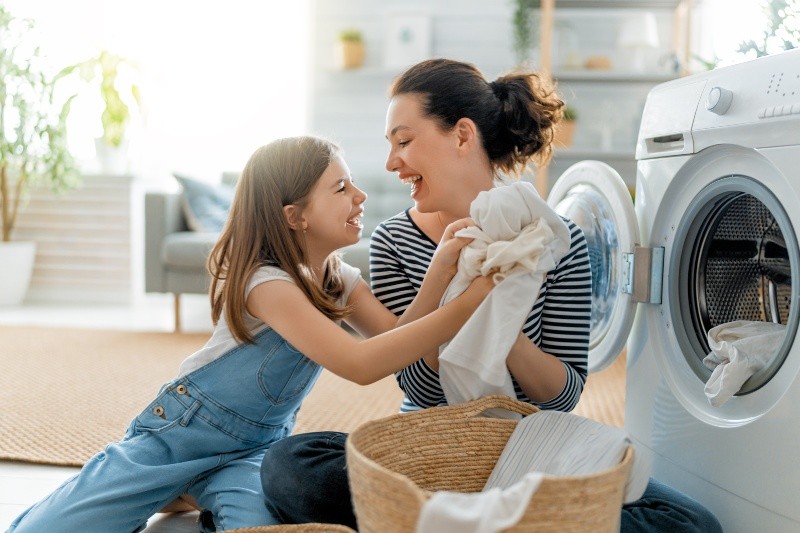 Mama-mit-Tochter-beim-Wäsche-waschen